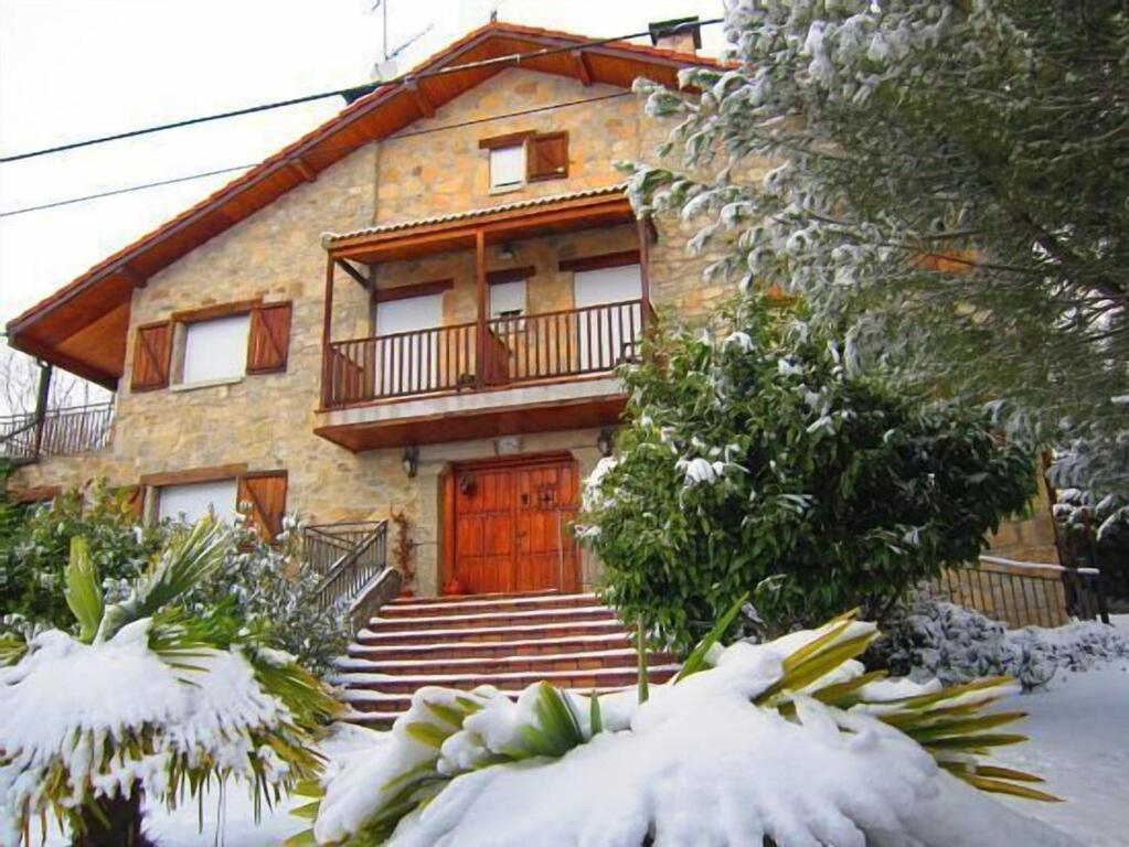La Casona De Collado Guest House Hoyos del Collado Bagian luar foto