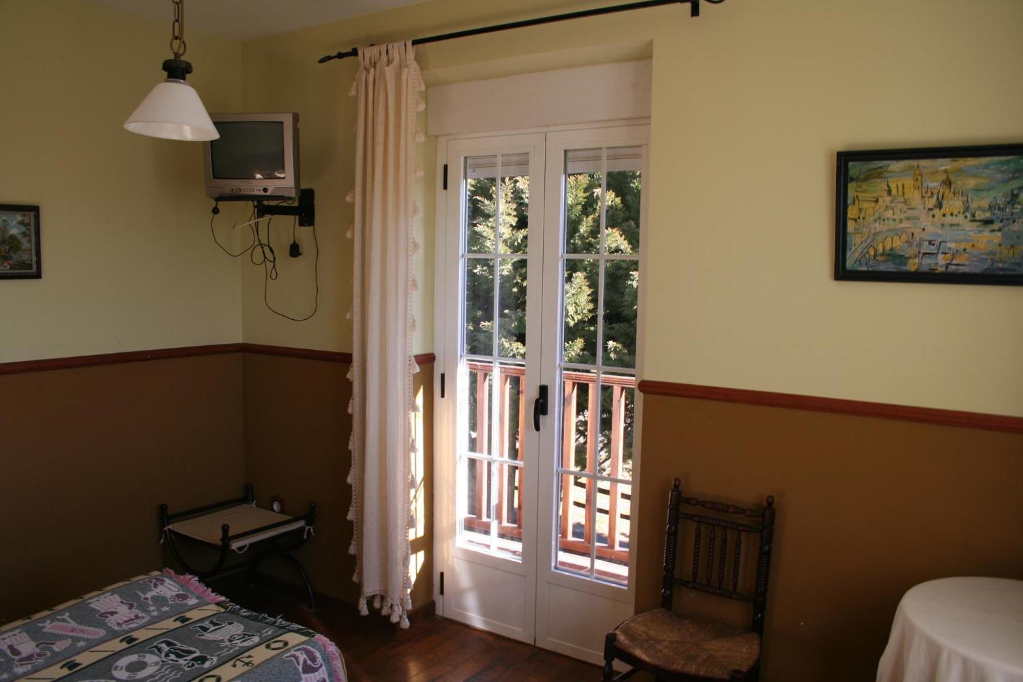 La Casona De Collado Guest House Hoyos del Collado Bagian luar foto
