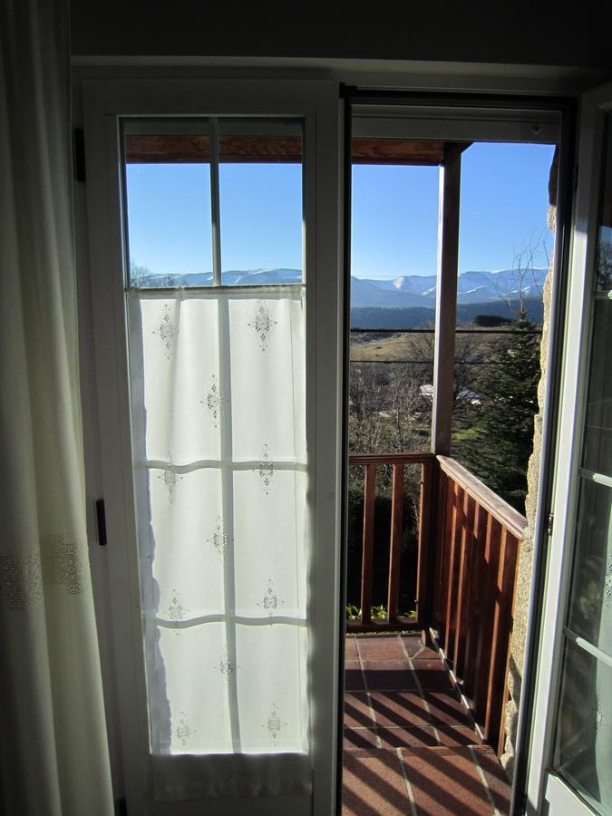 La Casona De Collado Guest House Hoyos del Collado Bagian luar foto
