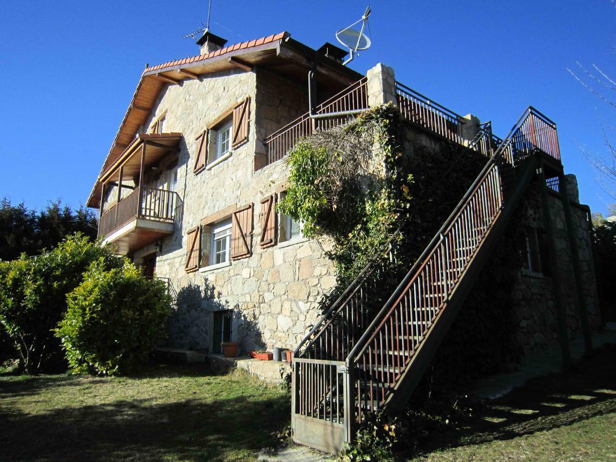 La Casona De Collado Guest House Hoyos del Collado Bagian luar foto