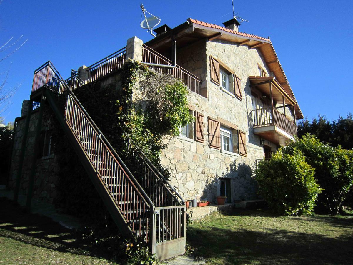 La Casona De Collado Guest House Hoyos del Collado Bagian luar foto